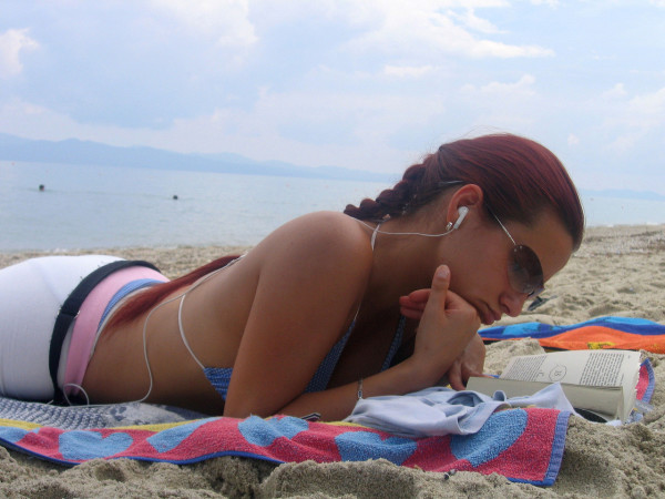 girl-reading-on-the-beach-1550586-1280×960
